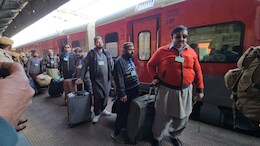 अजमेर दरगाह के सालाना उर्स में शामिल होने पाकिस्तान से पहुंचे 230 जायरीन, स्टेशन पर ही करते दिखे सजदा