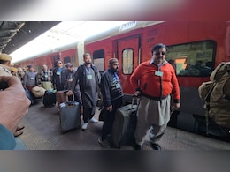अजमेर दरगाह के सालाना उर्स में शामिल होने पाकिस्तान से पहुंचे 230 जायरीन, स्टेशन पर ही करते दिखे सजदा अजमेर दरगाह के सालाना उर्स में शामिल होने पाकिस्तान से पहुंचे 230 जायरीन, स्टेशन पर ही करते दिखे सजदा