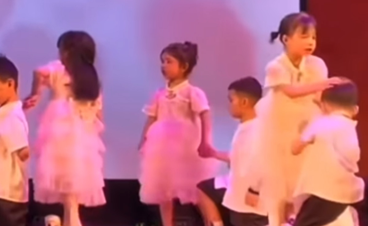 स्कूल फंक्शन में डांस करते हुए आपस में भिड़े दो क्यूट बच्चे, वीडियो देख लोटपोट हुए लोग