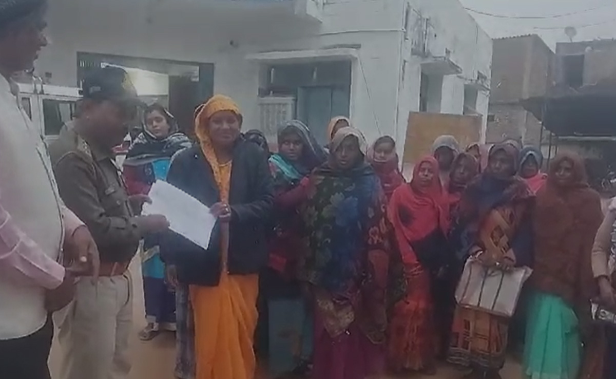 Anuppur: गांव की महिलाओं से हुई करोड़ों की ठगी, बिना लोन के चढ़ा कर्ज तो हुआ खुलासा, जानिए पूरा मामला