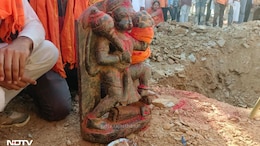 युवक को आया था सपना, राम मंदिर परिसर में हुई खुदाई तो निकली भगवान हनुमान की मूर्ति, अब जुट रहे श्रद्धालु