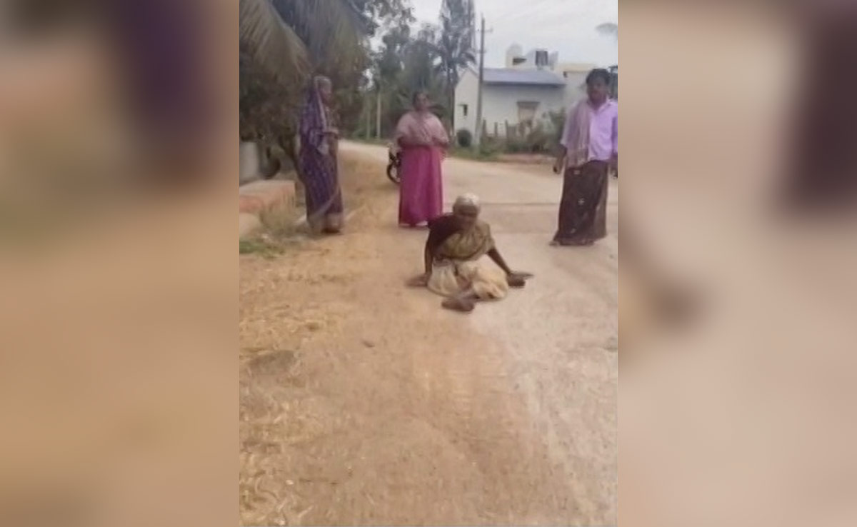 शर्मनाक : 2 महीने से नहीं मिली पेंशन, 2 KM तक घिसटते हुए पोस्ट ऑफिस गई बुजुर्ग दिव्यांग महिला