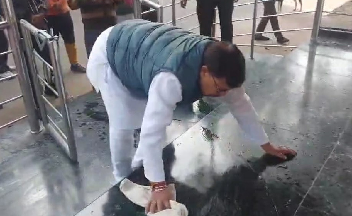 Gwalior : एमपी के ऊर्जा मंत्री ने मंदिर पहुंचकर लगाया पोछा, देखने वालों की लगी भीड़ तो कही ये बात