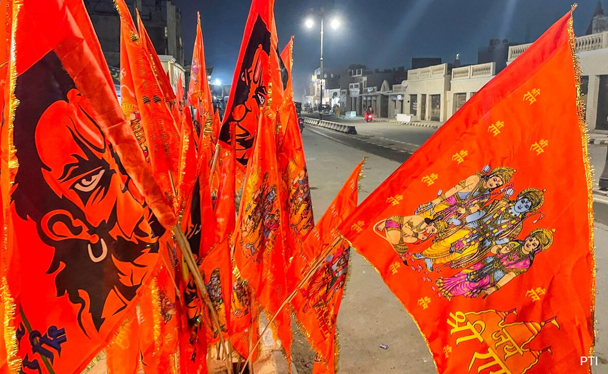 Ram Mandir News: रामलला की प्राण प्रतिष्ठा से पहले तेज हुई भगवान राम के झंडों की मांग, प्रसाद की तरह खरीद रहे लोग