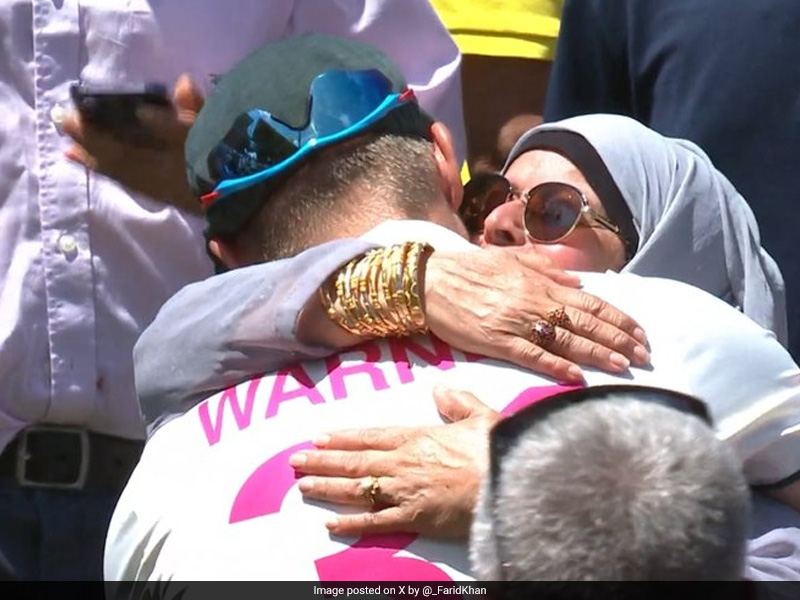 "She Calls Him <i>Shaitan</i>": Usman Khawaja After Retiring David Warner Hugs His Mother