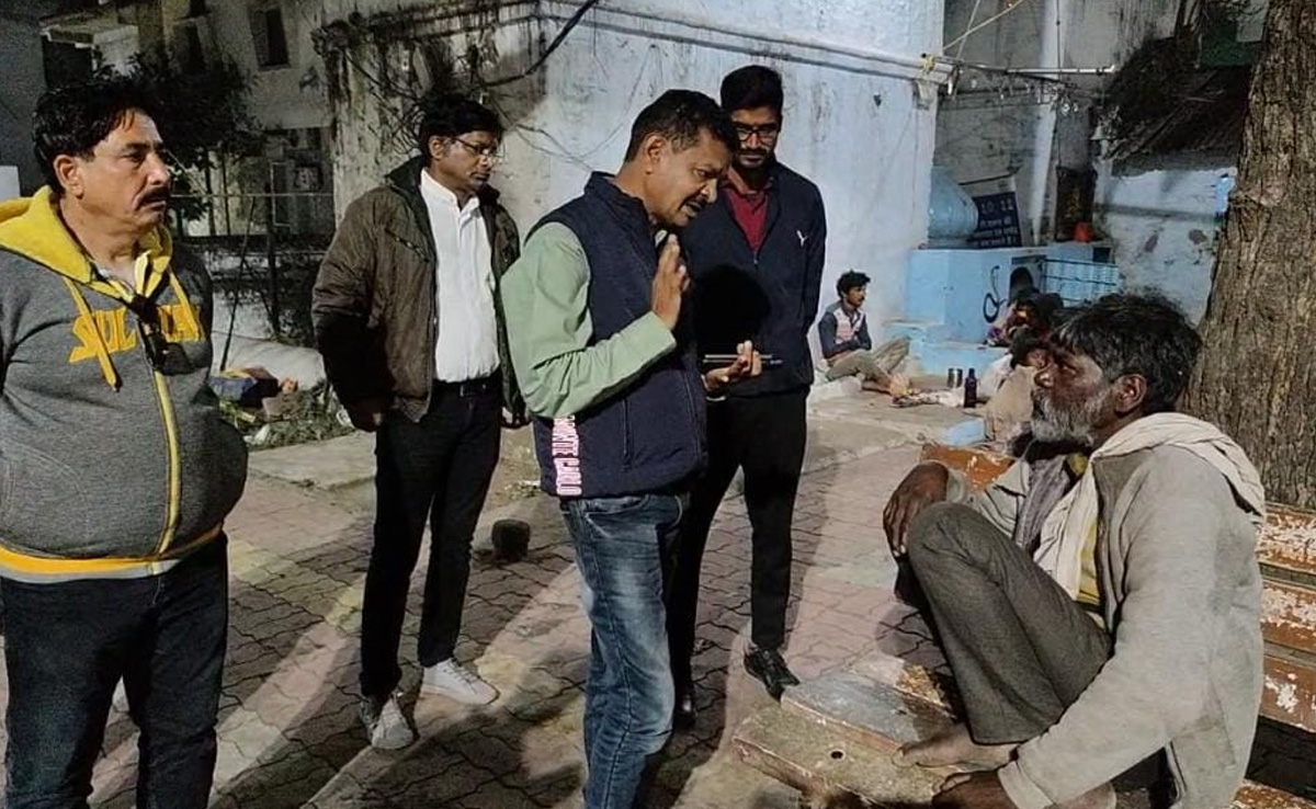 NDTV खबर का असर : ठिठुर रहे निराश्रितों की व्यवस्था के लिए देर रात तक शहर में घूमे CMO, किया ये इंतज़ाम
