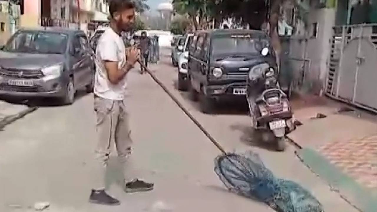 भोपाल में आवारा कुत्तों पर नगर निगम क एक्शन, पेट लवर ने की मारपीट