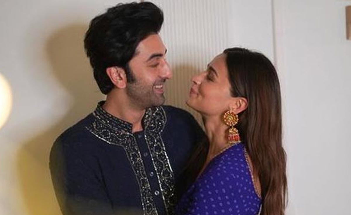 Ayodhya Ram Mandir : अयोध्या की भीड़ में आलिया को संभालते दिखे रणबीर, वीडियो हुआ वायरल