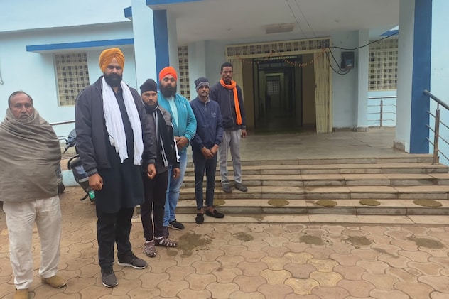 नाराजगी जताते हुए संयुक्त किसान मोर्चा के किसान नाराजगी जताते हुए संयुक्त किसान मोर्चा के किसान