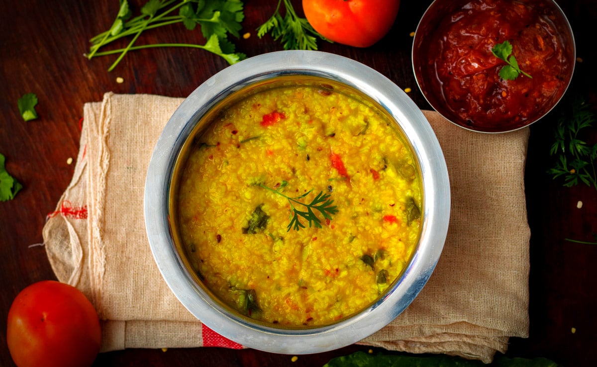 आज क्या बनाऊं: स्वाद के लिए ही नहीं, पेट के लिए भी परफेक्ट बाजरा खिचड़ी, नोट करें रेसिपी