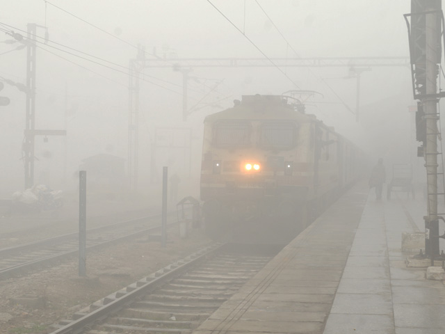 Aaj Ka Mausam: कड़ाके की ठंड और कोहरे से परेशान उत्तर भारत, 19 ट्रेनें लेट