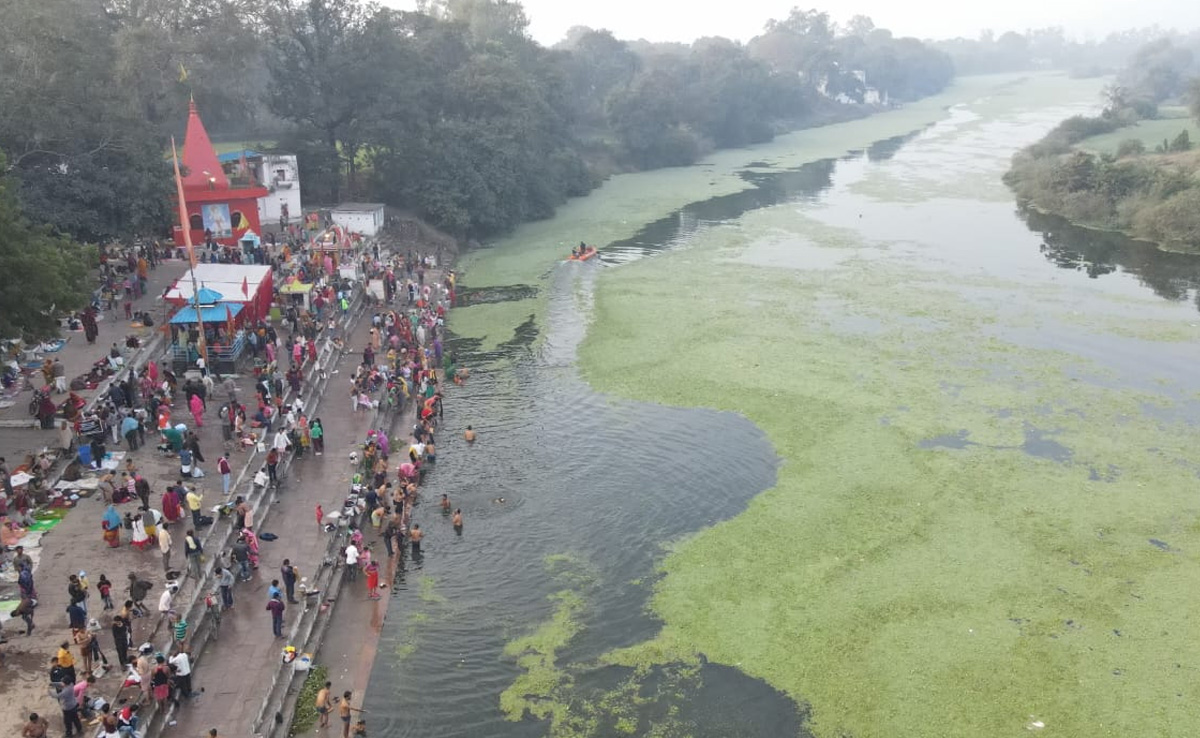 MP की 'गंगा' का हाल बेहाल: गंदगी से बजबजा रही बेतवा में डुबकी लगाने को मजबूर श्रद्धालु