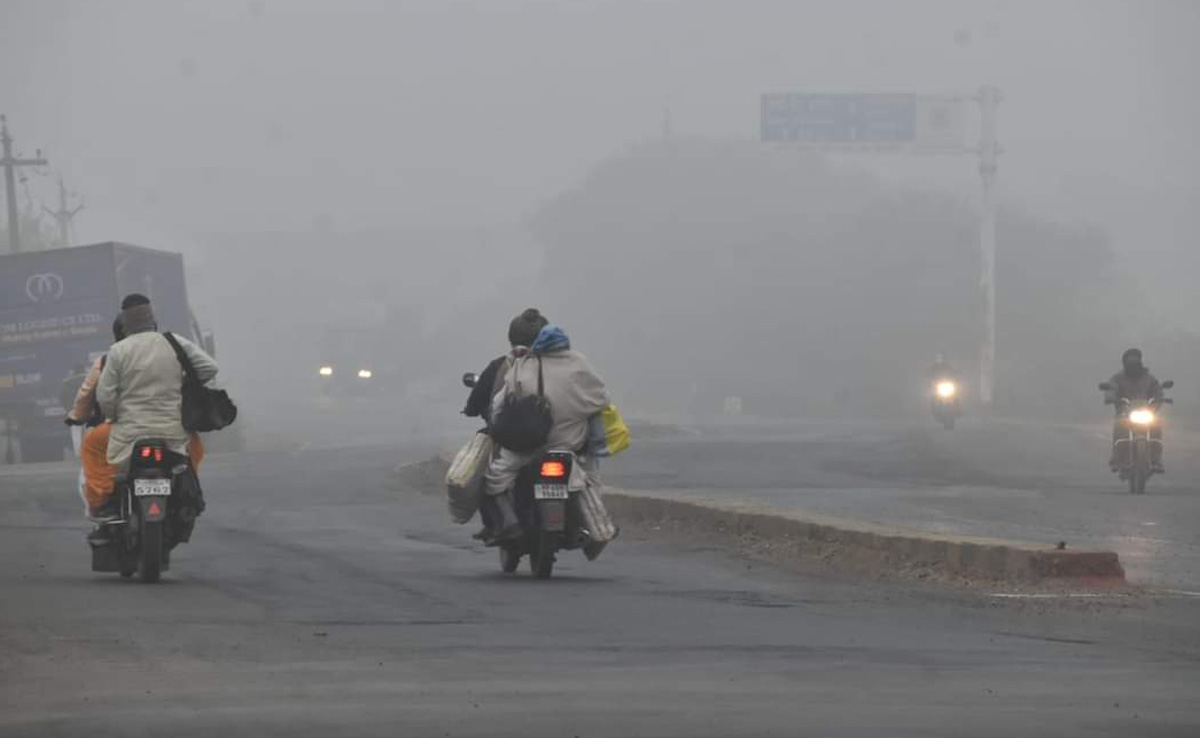 विदिशा में पारा लुढ़का, बारिश ने बढ़ाई मुश्किलें, कंपकपाने वाली ठंड में अलाव के सहारे लोग