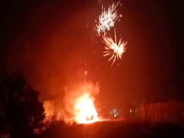 तमिलनाडु से अयोध्या जा रहे पटाखों से भरे ट्रक में उन्नाव में लगी आग