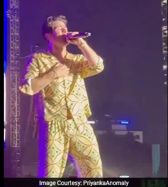 Viral: Nick Jonas Sings <i>Maan Meri Jaan</i> With King At Lollapalooza Music Festival