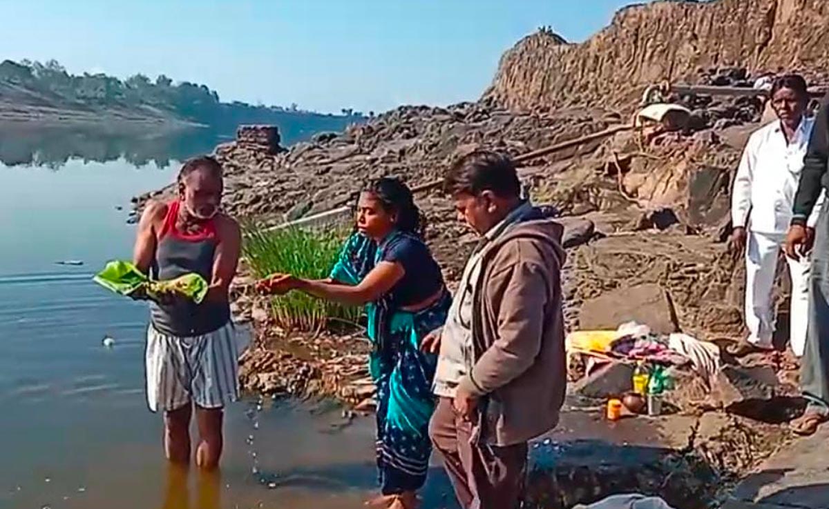 Burhanpur : बेटी ने मां की चिता को मुखाग्नि देकर निभाया बेटे का फर्ज, मुंडन भी करवाया, इसलिए लेना पड़ा फैसला&nbsp;