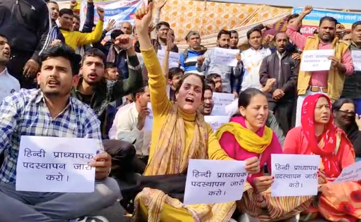 चयन के बाद भी नही मिल रही नियुक्ति पत्र, शिक्षा निदेशालय के बाहर धरने पर बैठे अभ्यर्थी