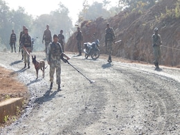 मणिपुर में कथित कुकी उग्रवादियों के हमले में CRPF के 2 जवान शहीद, कई घायल मणिपुर में कथित कुकी उग्रवादियों के हमले में CRPF के 2 जवान शहीद, कई घायल
