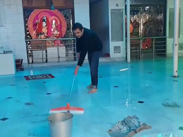 BJP MP Gautam Gambhir Cleans Delhi Temple As Part Of 'Swachchata Abhiyan'