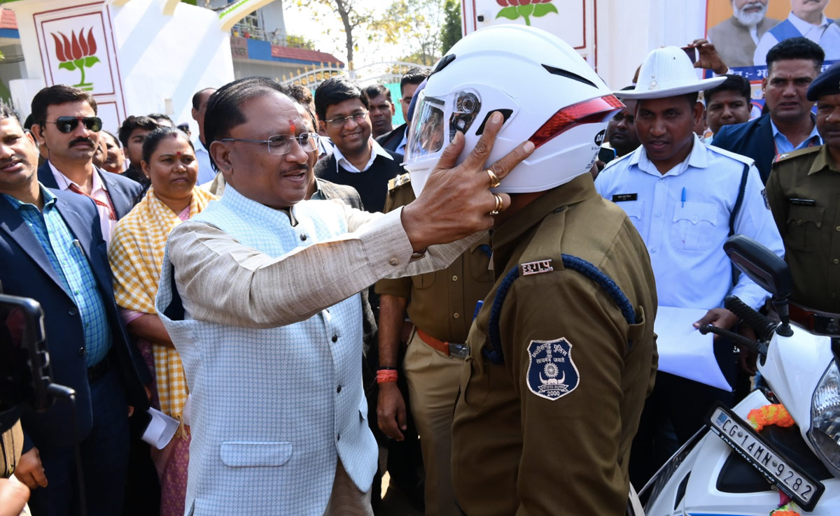 ट्रैफिक नियमों का पालन करें... CM विष्णुदेव साय ने सड़क सुरक्षा हेलमेट जागरूकता रैली को किया रवाना