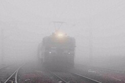 एंटी फॉग डिवाइस के बाद भी क्यों लेट हो रही है ट्रेनें एंटी फॉग डिवाइस के बाद भी क्यों लेट हो रही है ट्रेनें