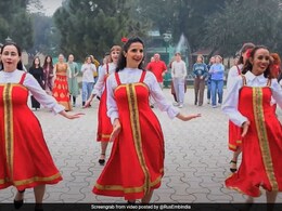 Republic Day : रूसी एम्बेसी ने अनूठे अंदाज में भारत को दी शुभकामनाएं, इस बॉलीवुड गाने पर डांस करते हुए Video किया शेयर Republic Day : रूसी एम्बेसी ने अनूठे अंदाज में भारत को दी शुभकामनाएं, इस बॉलीवुड गाने पर डांस करते हुए Video किया शेयर