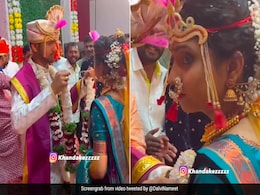 दूल्हे के वरमाला पहनाते ही मोय-मोय चिल्लाने लगे दोस्त, दुल्हन ने ऐसे घूरा, इंटरनेट पर छा गया Video दूल्हे के वरमाला पहनाते ही मोय-मोय चिल्लाने लगे दोस्त, दुल्हन ने ऐसे घूरा, इंटरनेट पर छा गया Video