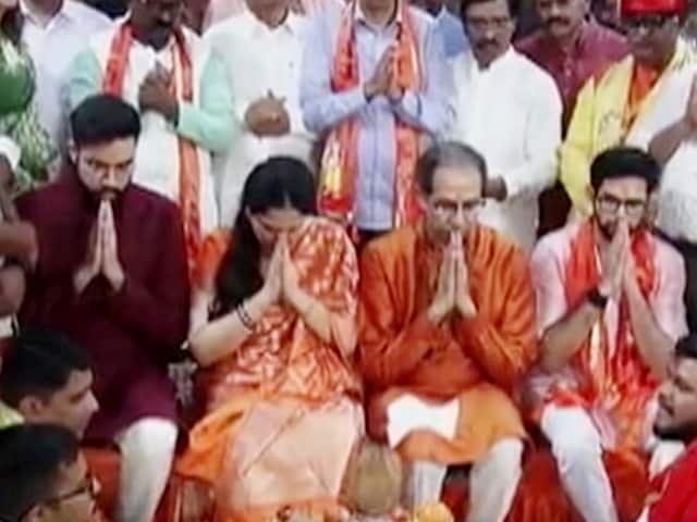 उद्धव ठाकरे परिवार के साथ मंदिर पहुंचे और पूजा की