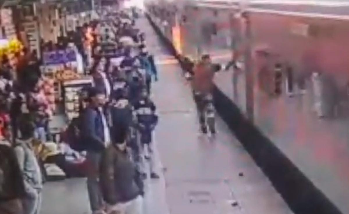 Watch: चलती ट्रेन में सवार होते समय गिरा आर्मी जवान, यात्रियों ने बचाई जान