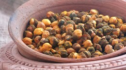 Roasted Chana: कोलेस्ट्रॉल और शुगर से लेकर इन गंभीर बीमारियों से बचाता है रोस्टेड चना, फायदे जानकर चौंक जाएंगे आप