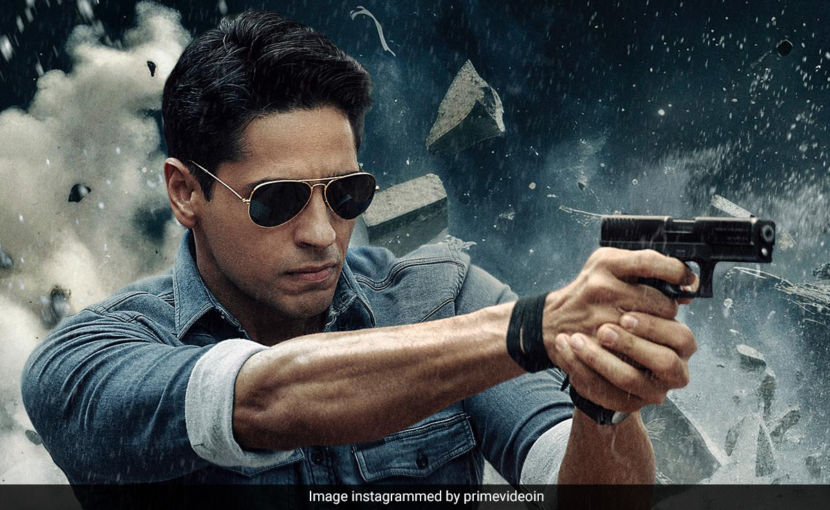 Sidharth Malhotra To Police Officers: "We Are The Reel Heroes, You Are The Real Heroes"