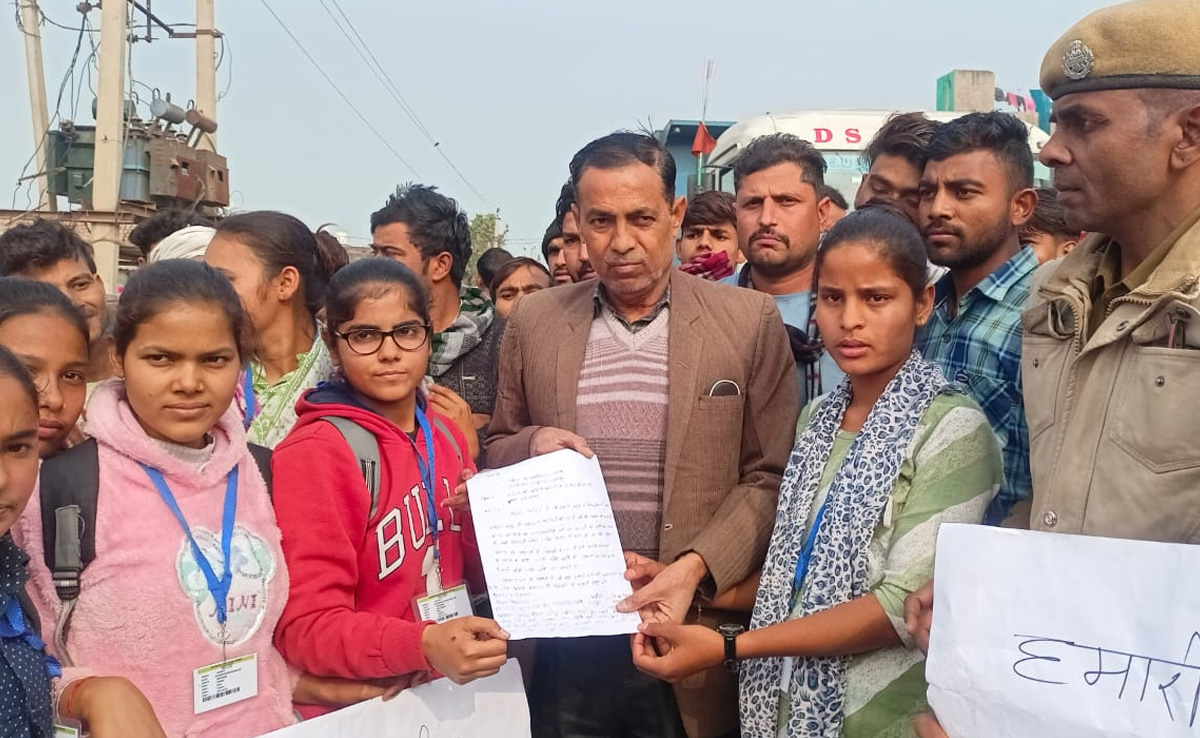 फीस बढ़ोत्तरी पर फूटा छात्राओं का गुस्सा, कड़ाके की ठंड में हाई ब्लॉक कर जताई नाराजगी
