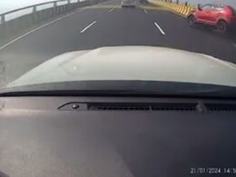 Video: नवी मुंबई ब्रिज पर अनियंत्रित हुई तेज रफ्तार कार, रेलिंग से टकराई.. कई बार पलटी Video: नवी मुंबई ब्रिज पर अनियंत्रित हुई तेज रफ्तार कार, रेलिंग से टकराई.. कई बार पलटी