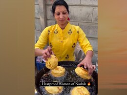 वड़ा पाव तलने के लिए करछुल की जगह अपने हाथों का इस्तेमाल करती है महिला, इंटरनेट हुआ हैरान...