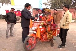 जम्मू-कश्मीर से मोटरसाइकिल चलाकर राम दर्शन के लिए अयोध्या पहुंचे साधु जम्मू-कश्मीर से मोटरसाइकिल चलाकर राम दर्शन के लिए अयोध्या पहुंचे साधु