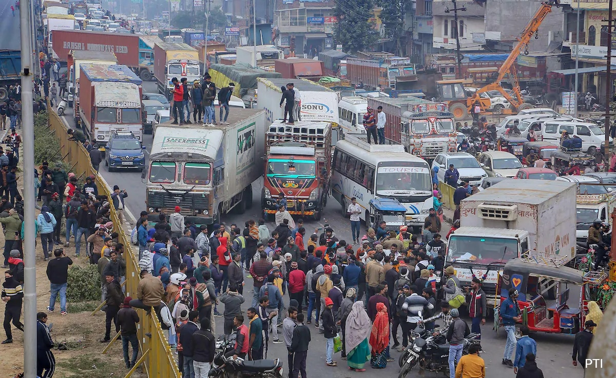 Chakkajam in Delhi NCR: दिल्ली-NCR में आज से 3 दिन चक्काजाम, ट्रक, टैक्सी-कैब की हड़ताल, जानें किन शहरों पर पड़ेगा असर