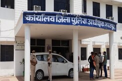 Cyber ठगों पर कार्यवाई के दौरान Police पर हमला,  इतने पुलिसकर्मी हुए जख्मी Cyber ठगों पर कार्यवाई के दौरान Police पर हमला,  इतने पुलिसकर्मी हुए जख्मी