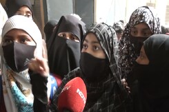 राजस्थान में हिजाब पर नहीं थम रहा है हंगामा, अब इन छात्राओं ने भी जताई आपत्ति राजस्थान में हिजाब पर नहीं थम रहा है हंगामा, अब इन छात्राओं ने भी जताई आपत्ति
