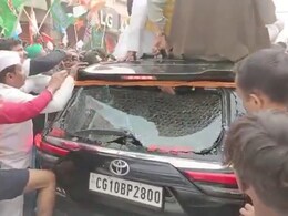 'भारत जोड़ो न्याय' यात्रा के दौरान कार की छत पर चढ़े थे राहुल गांधी और समर्थक, टूटी विंडशील्ड 'भारत जोड़ो न्याय' यात्रा के दौरान कार की छत पर चढ़े थे राहुल गांधी और समर्थक, टूटी विंडशील्ड