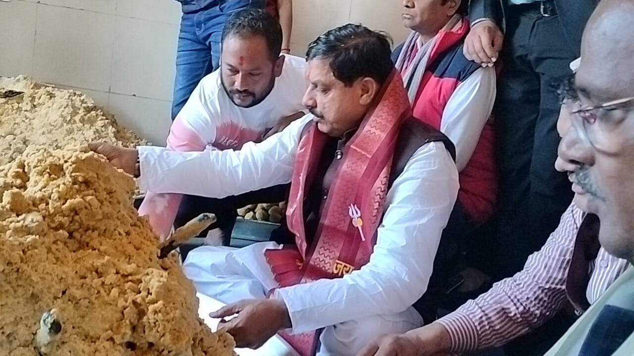 रामलला प्राण प्रतिष्ठा : CM मोहन यादव ने भी बनाए अयोध्या भेजे जाने वाले लड्डू, पैकिंग में की मदद