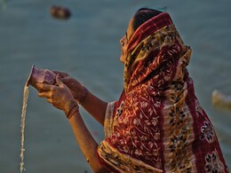 Makar Sankranti 2024: मकर संक्रांति पर इस तरह सूर्य देव को अर्घ्य देना माना जाता है शुभ, जीवन में आती है खुशहाली Makar Sankranti 2024: मकर संक्रांति पर इस तरह सूर्य देव को अर्घ्य देना माना जाता है शुभ, जीवन में आती है खुशहाली