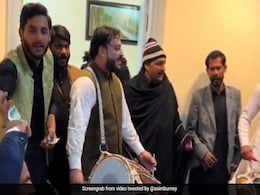 रवीना टंडन और अक्षय कुमार के 'टिप टिप बरसा पानी' पर बोल और ढोल की जोरदार जुगलबंदी, वीडियो देख ओरीजिनल को जाएंगे भूल रवीना टंडन और अक्षय कुमार के 'टिप टिप बरसा पानी' पर बोल और ढोल की जोरदार जुगलबंदी, वीडियो देख ओरीजिनल को जाएंगे भूल
