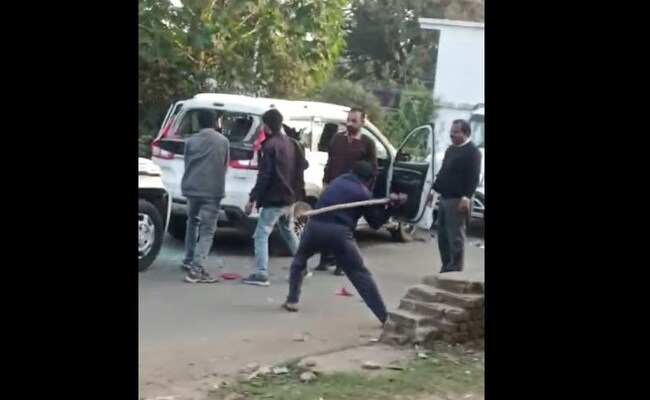 VIDEO : मध्य प्रदेश में दो युवकों के गाड़ी ओवरटेक करने के मामले में SMD पर मारपीट का आरोप, सस्पेंड