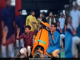 दुल्हन कर रही थी डांस, पुलिस ने बंद करा दिया म्यूजिक, शख्स ने किया धांसू जुगाड़, ओला स्कूटर से बजा दिया स्पीकर दुल्हन कर रही थी डांस, पुलिस ने बंद करा दिया म्यूजिक, शख्स ने किया धांसू जुगाड़, ओला स्कूटर से बजा दिया स्पीकर