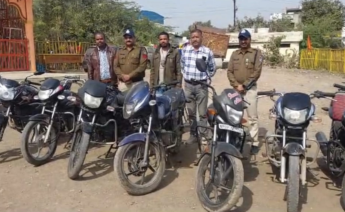 नशे की ये कैसी लत? पुलिस के हत्थे चढ़े तीन शातिर लुटेरे, 8 लाख की बाइक और मोबाइल जब्त