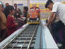 10 फीट के ट्रैक पर दौड़ रहा वर्ष 1985 में बना 2 फुट का रेल इंजन, बिजली से संचालन बना आकर्षण 10 फीट के ट्रैक पर दौड़ रहा वर्ष 1985 में बना 2 फुट का रेल इंजन, बिजली से संचालन बना आकर्षण