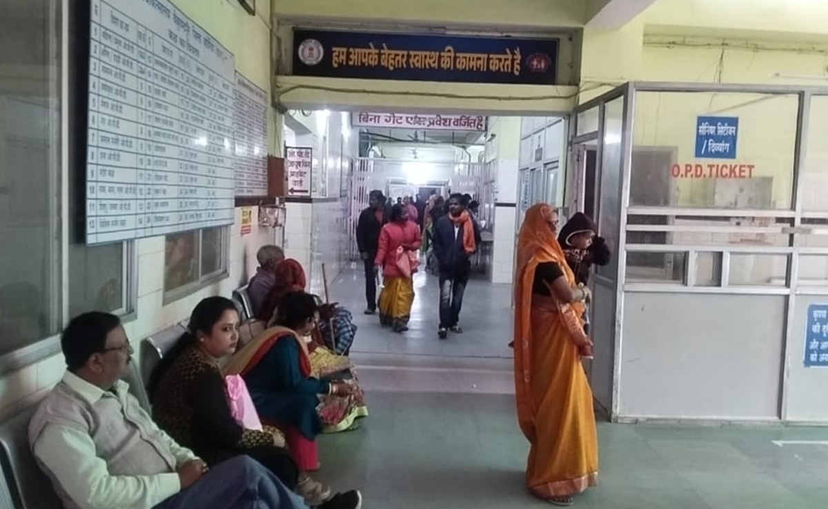बैकुंठपुर जिला अस्पताल की बदहाली से मरीज परेशान, करना पड़ता है डॉक्टर से मिलने का इंतजार