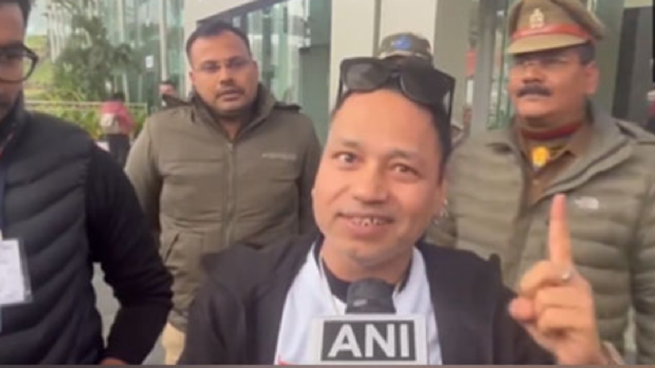 अयोध्या पहुंचते ही भक्ति के रंग में रंगे नजर आए कैलाश खेर