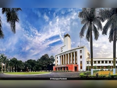 देश के बड़े IITs में हर 10 में से 4 प्रोफेसर के पद खाली, दिल्ली-बॉम्बे समेत 22 संस्थानों का डेटा आया सामने