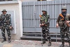 राशन घोटाले में शाहजहां शेख के घर अर्धसैनिक बल के साथ पहुंची ED की टीम राशन घोटाले में शाहजहां शेख के घर अर्धसैनिक बल के साथ पहुंची ED की टीम